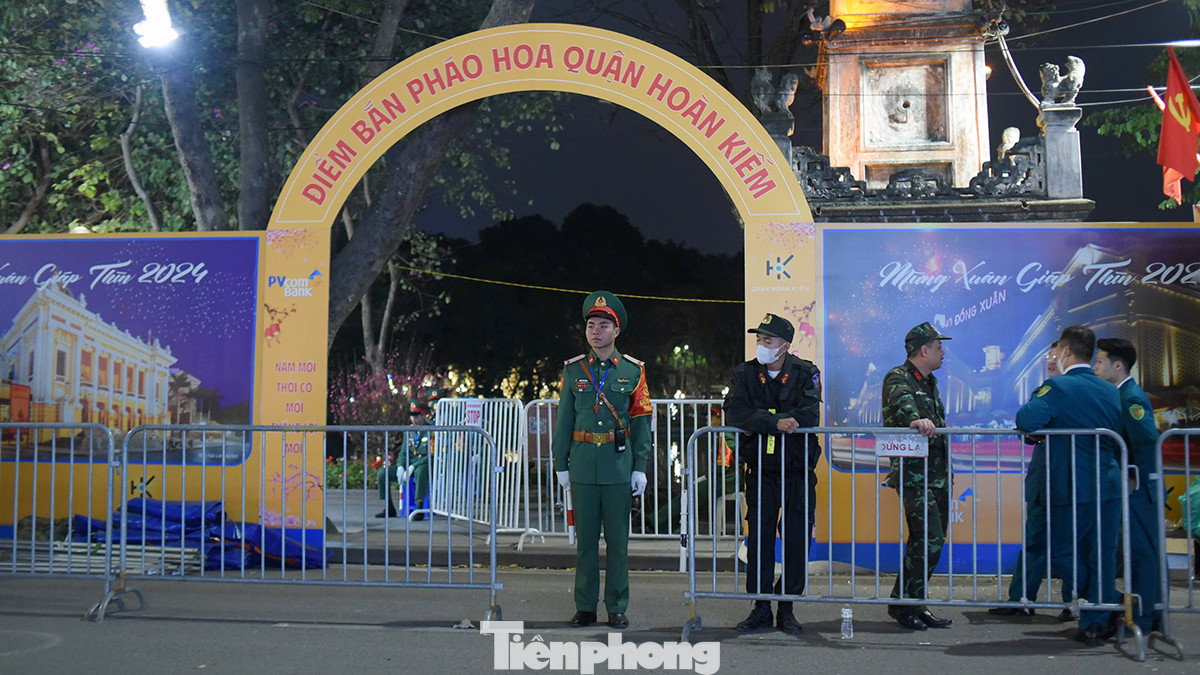 Lực lượng quân đội, Công an phường Hàng Trống, Công an quận Hoàn Kiếm cùng lực lượng phòng cháy chữa cháy bảo vệ trận địa pháo hoa đêm giao thừa bên Hồ Hoàn Kiếm.