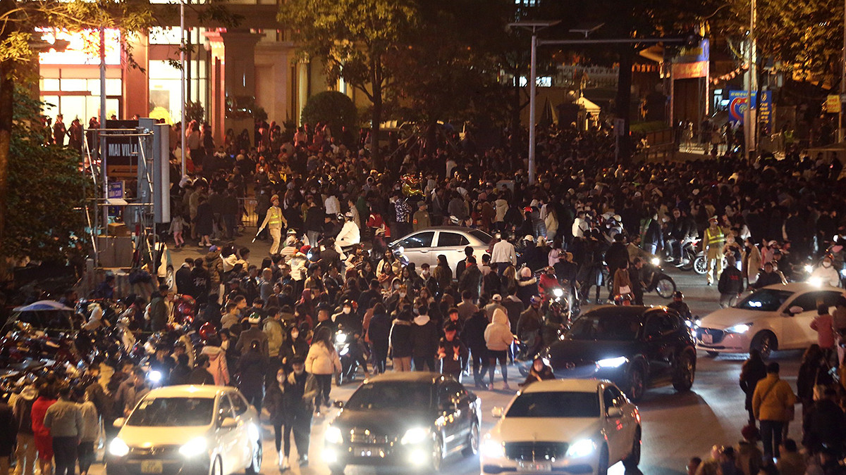 “Lễ hội Ánh sáng nghệ thuật Hà Nội - Rực rỡ Thăng Long” là tác phẩm ánh sáng nghệ thuật độc đáo nhất với những câu chuyện, hình ảnh đẹp về hình tượng Rồng trong văn hóa người Việt và các danh lam thắng cảnh nổi tiếng của Thủ đô Hà Nội.