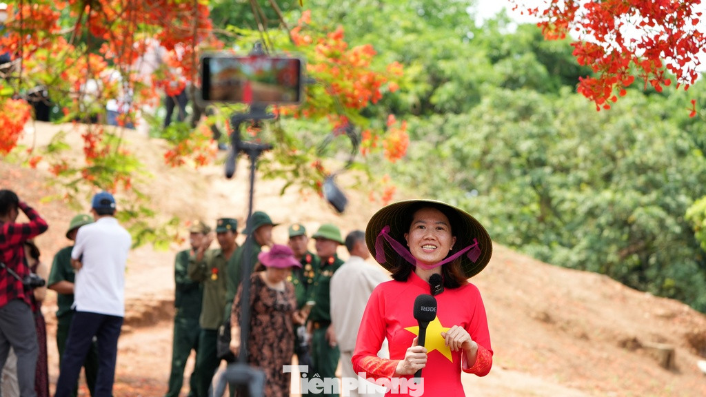 Sắc đỏ của hoa phượng cùng với tinh thần của Lễ kỷ niệm 70 năm Chiến thắng Điện Biên Phủ không kìm được lòng người dù người lớn tuổi hay thế hệ trẻ Việt Nam.