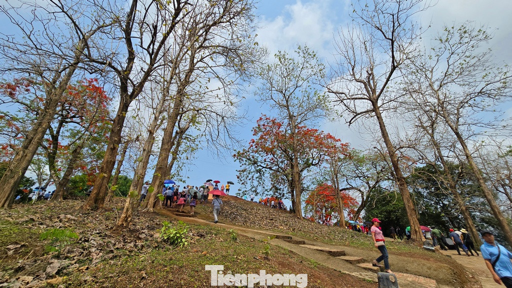 "9 năm làm một Điện Biên/Nên vành hoa đỏ nên thiên sử vàng". 70 năm qua, chiến thắng vang dội của quân, dân ta vẫn khắc ghi mãi trong mỗi trái tim người Việt Nam.