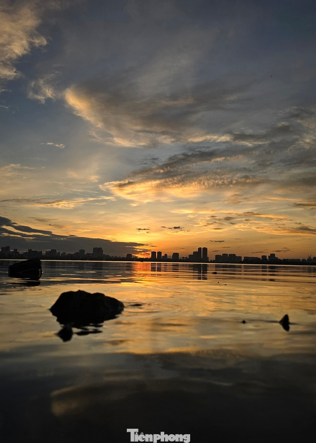 Mặt nước Hồ Tây như thơ mộng hơn dưới ánh hoàng hôn chiều thu Hà Nội.