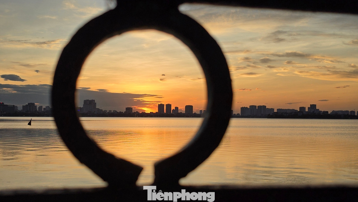 Ngắm hoàng hôn tại Hồ Tây đã trở thành một thói quen của nhiều người sau một ngày dài làm việc, giúp tâm hồn được thư giãn sau những khó khăn và mệt mỏi.