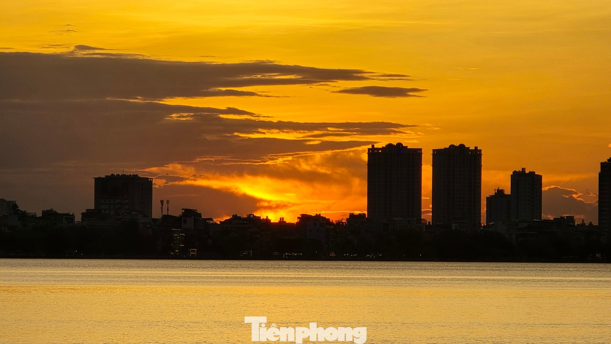 Hoàng hôn tuyệt đẹp với ánh vàng rực hắt xuống mặt nước Hồ Tây vào buổi chiều ngày đầu thu.