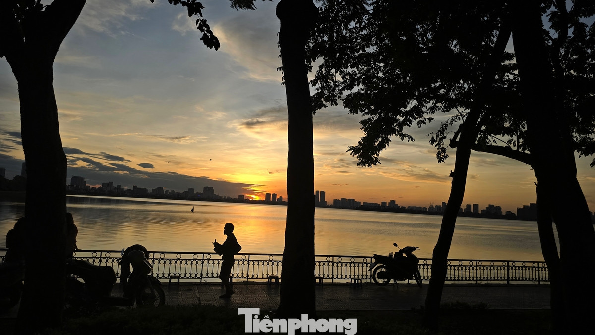 Với những người đam mê nhiếp ảnh, “săn” hoàng hôn ở Hồ Tây chính là nguồn cảm hứng bất tận. Từ khoảnh khắc chuyển giao huyền diệu của thiên nhiên mà rất nhiều bộ ảnh nghệ thuật đã được ra đời.