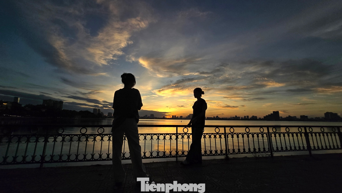 Hoàng hôn buông xuống đẹp ngây ngất khiến ai đi qua Hồ Tây cũng muốn nán lại để ghi lại những khoảnh khắc tuyệt đẹp cuối ngày.