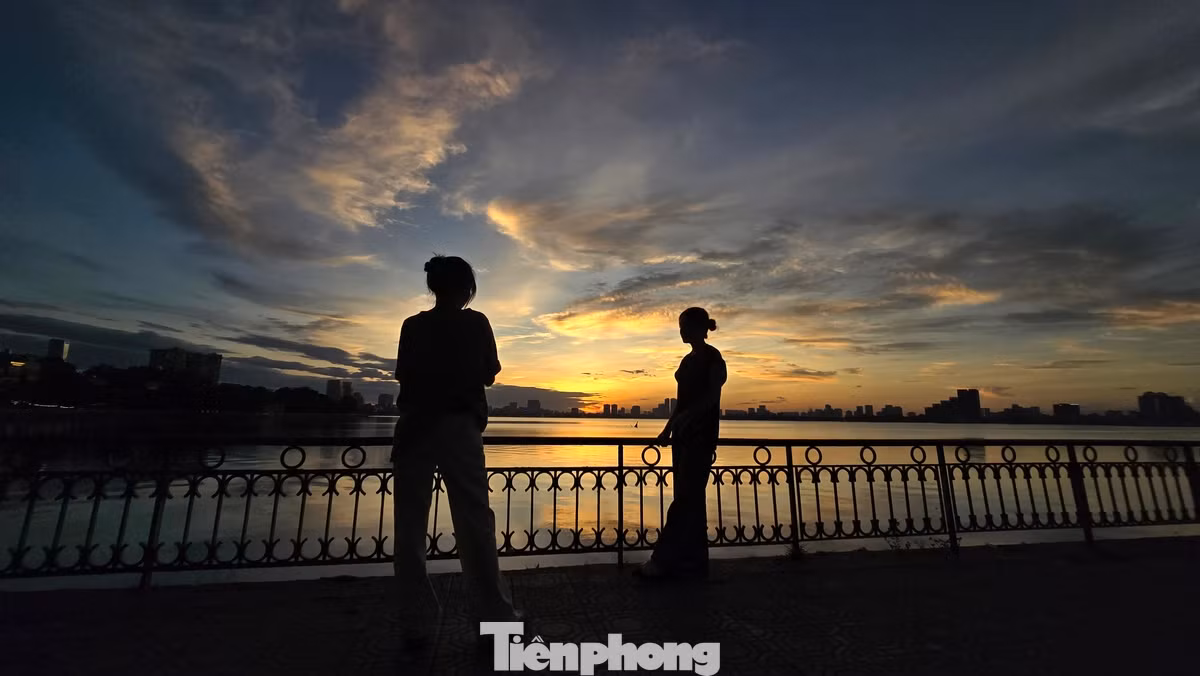 Hoàng hôn buông xuống đẹp ngây ngất khiến ai đi qua Hồ Tây cũng muốn nán lại để ghi lại những khoảnh khắc tuyệt đẹp cuối ngày.