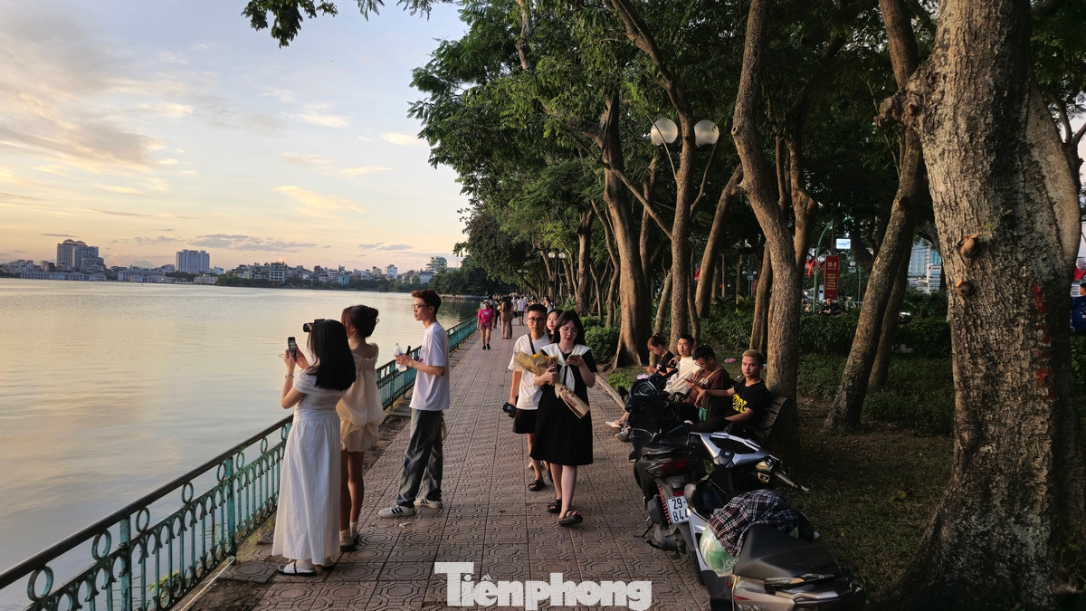 Hoàng hôn những ngày này bắt đầu từ lúc 18h và kết thúc đâu đó tầm 18h45. Khoảng thời gian đẹp nhất của hoàng hôn là vào lúc 18h20, khi màu ráng chiều rực rỡ nhất, tuy nhiên rất nhiều người đến "xí chỗ" check-in từ khá sớm.