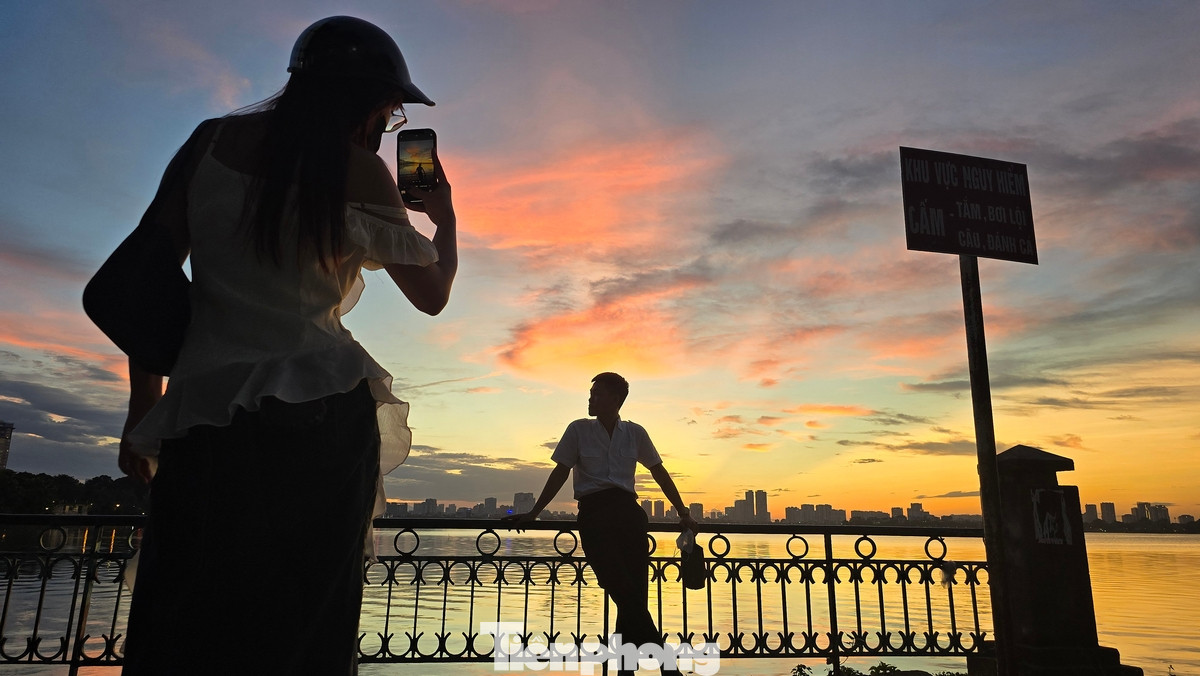 Phải nói rằng, bất cứ địa điểm nào tại hồ Tây đều có thể ngắm hoàng hôn cực đẹp. Đặc biệt, dọc đường Thanh Niên, mạn ven Hồ Tây chính là một trong những vị trí ngắm hoàng hôn đẹp nhất.