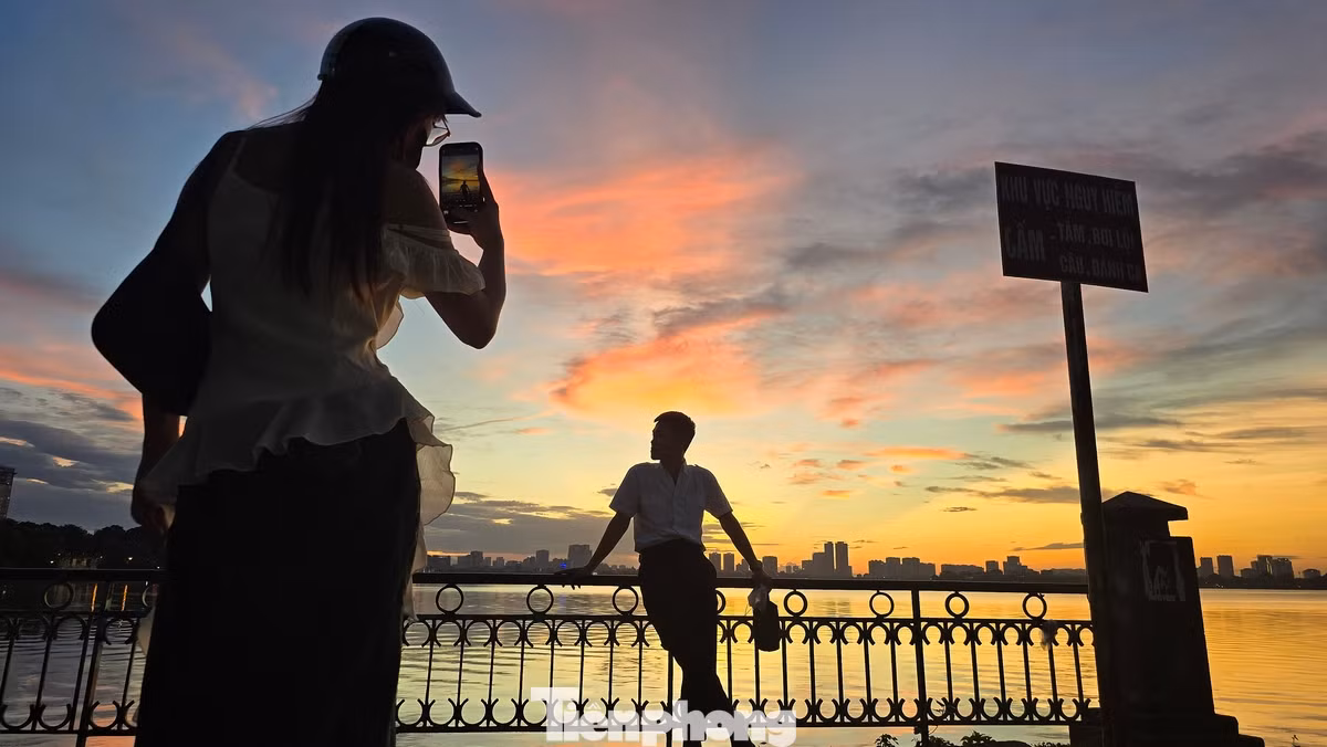 Phải nói rằng, bất cứ địa điểm nào tại hồ Tây đều có thể ngắm hoàng hôn cực đẹp. Đặc biệt, dọc đường Thanh Niên, mạn ven Hồ Tây chính là một trong những vị trí ngắm hoàng hôn đẹp nhất.