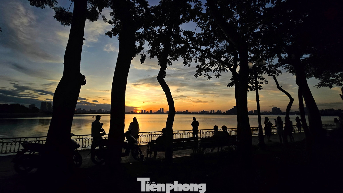 Hồ Tây là một điểm hẹn quen thuộc đối với những người đang sinh sống, học tập và làm việc tại Hà Nội. Nhiều hoạt động của người dân Thủ đô gắn liền với Hồ Tây như ngồi uống trà, thưởng thức đồ ăn vỉa hè và dạo bước ngắm cảnh.