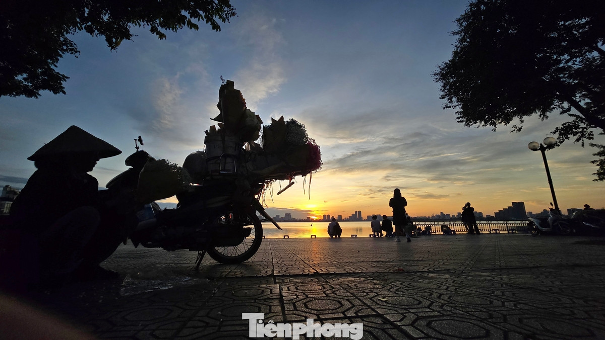 Hồ Tây là nơi đối diện hướng mặt trời lặn, vì thế nhiều người chỉ cần "đến đúng giờ" và "chọn đúng chỗ" là tha hồ check-in, tận hưởng khoảnh khắc hoàng hôn tuyệt đẹp.