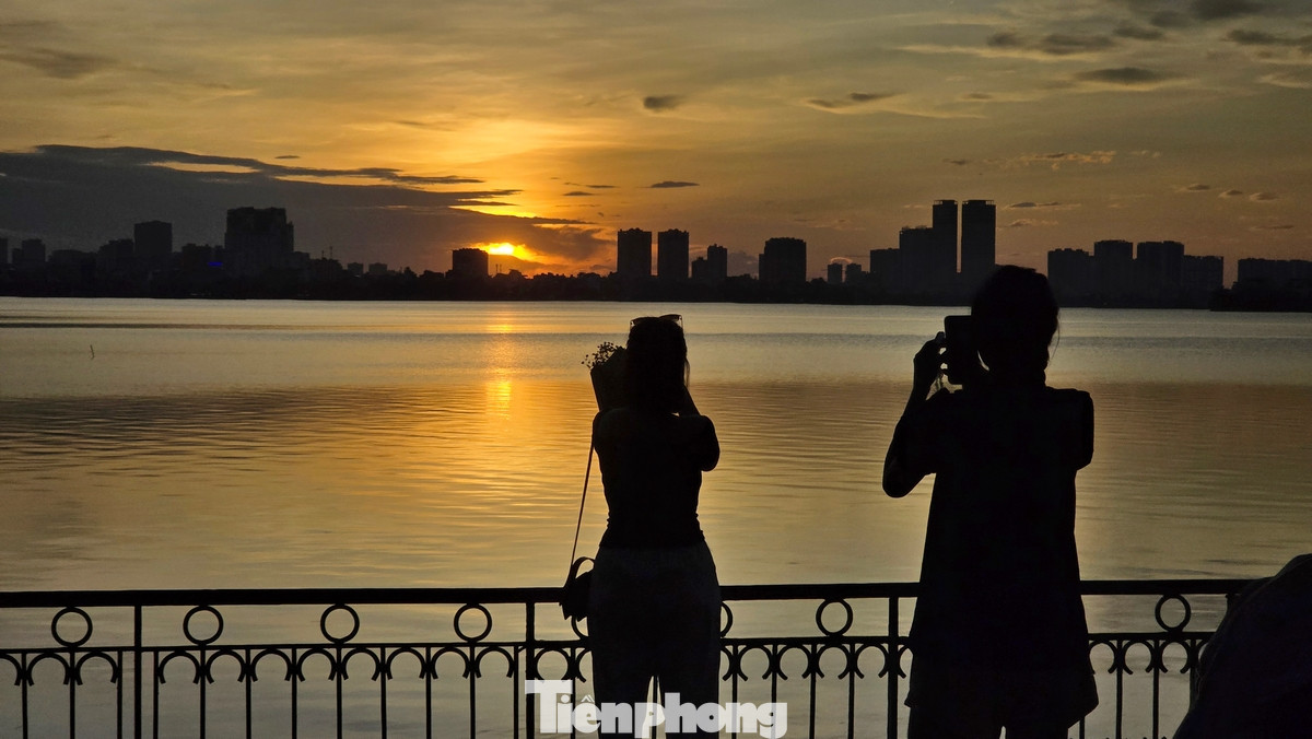 Phải nói rằng, bất cứ địa điểm nào tại hồ Tây đều có thể ngắm hoàng hôn cực đẹp. Đặc biệt, dọc đường Thanh Niên, mạn ven Hồ Tây chính là một trong những vị trí ngắm hoàng hôn đẹp nhất.