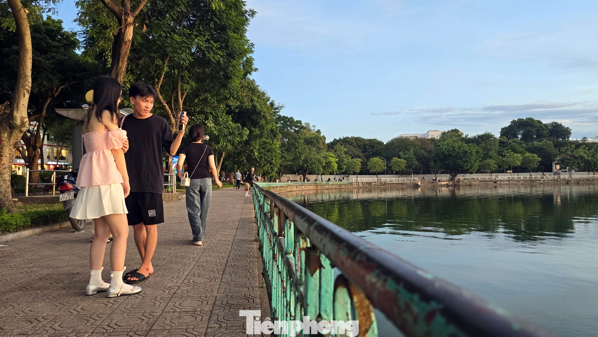 Hoàng hôn những ngày này bắt đầu từ lúc 18h và kết thúc đâu đó tầm 18h45. Khoảng thời gian đẹp nhất của hoàng hôn là vào lúc 18h20, khi màu ráng chiều rực rỡ nhất, tuy nhiên rất nhiều người đến "xí chỗ" check-in từ khá sớm.