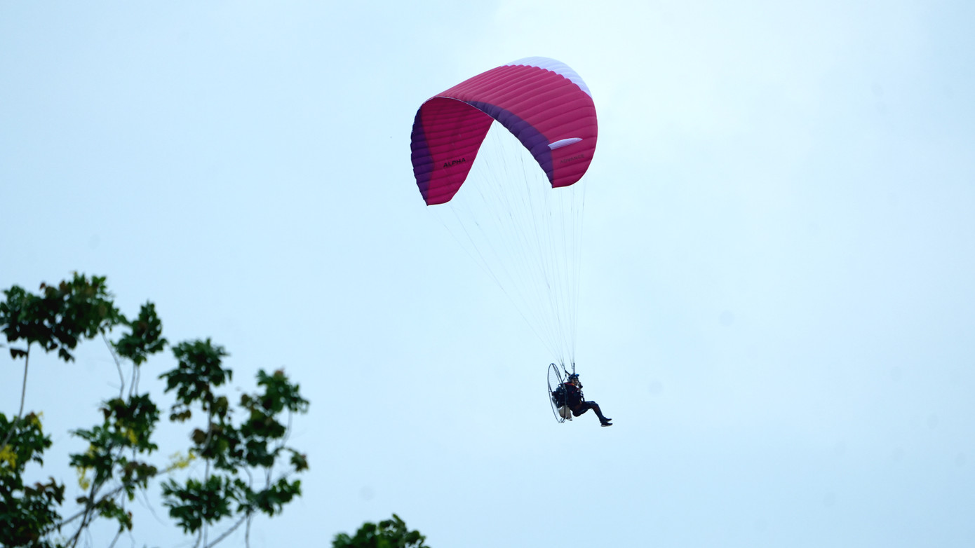 Ngay sau màn trình diễn dù lượn là hàng chục ván lướt sóng gắn động cơ được thể hiện.