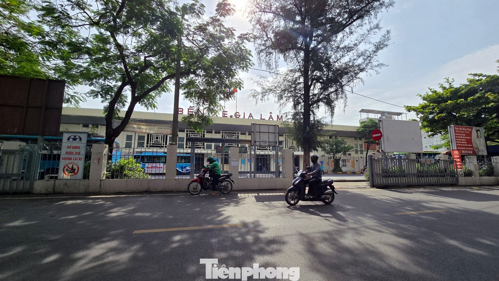 Đoạn đường này có bến xe Gia Lâm nên tình trạng xe cộ qua lại thường xuyên gây quá tải.