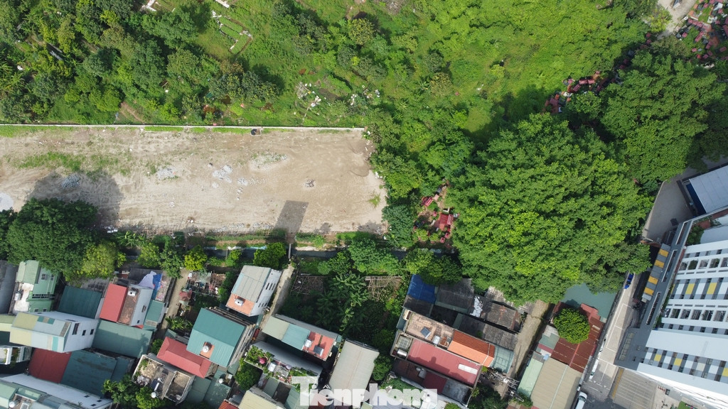 Những đoạn được giải phóng mặt bằng, hình hài ban đầu của tuyến đường đã dần lộ diện.