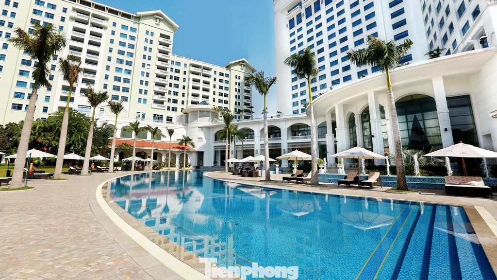 Đây là một phần trong dự án tổ hợp Trung tâm Thương mại Daeha, với tổng diện tích gần 3 ha. Tổ hợp này bao gồm 3 tòa nhà: Khách sạn Daewoo Hà Nội 5 sao, khu văn phòng Daeha Bussiness Center và khu căn hộ cho thuê Daeha Serviced Aparment bên cạnh hồ Thủ Lệ. Địa chỉ: 360 Kim Mã, Ngọc Khánh, Ba Đình, TP. Hà Nội.