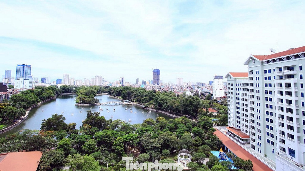 Khách sạn Daewoo Hà Nội nằm ở vị trí đắc địa với 4 mặt phố bao quanh, nằm ở trung tâm cửa ngõ phía Tây của Hà Nội với hơn 400 phòng nghỉ. Phần không gian mở của cụm tổ hợp Daewoo hướng về phía hồ Thủ Lệ.