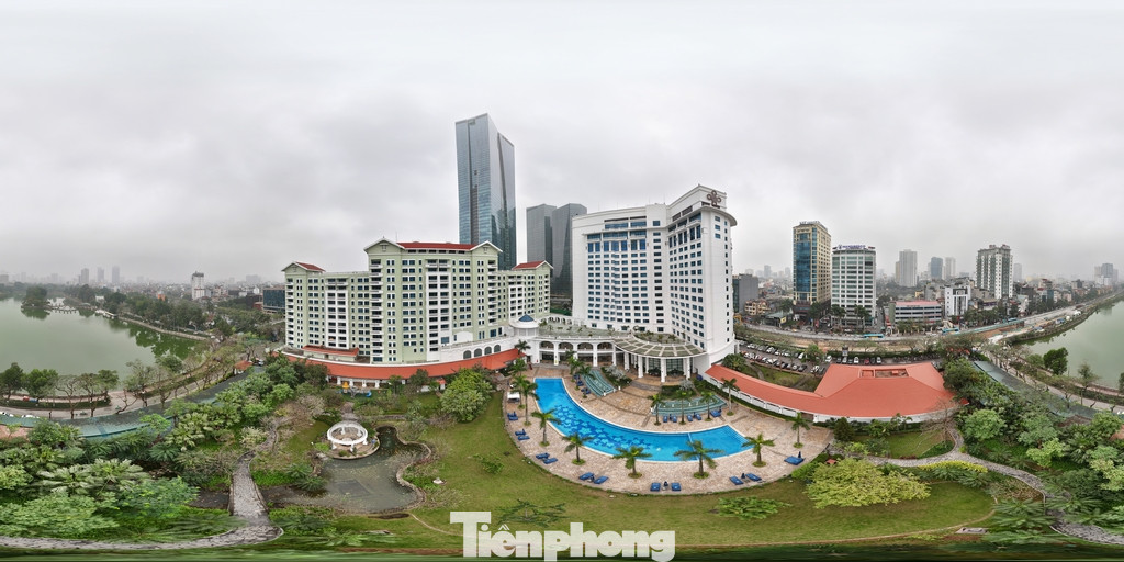 Được xây dựng vào năm 1996, Khách sạn Daewoo Hà Nội hiện vẫn là một trong những khách sạn 5 sao nổi tiếng bậc nhất ở Hà Nội.