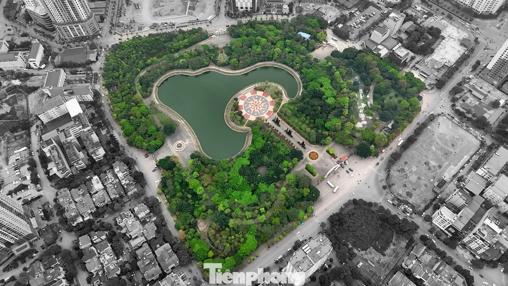 Công viên Cầu Giấy nằm trên đường Thành Thái (phường Dịch Vọng) mở cửa từ năm 2014 với mục đích tạo ra không gian xanh cho thành phố, cũng như sân chơi an toàn cho trẻ em và người dân. Công viên Cầu Giấy nằm trên đường Thành Thái (phường Dịch Vọng) mở cửa từ năm 2014 với mục đích tạo ra không gian xanh cho thành phố, cũng như sân chơi an toàn cho trẻ em và người dân.