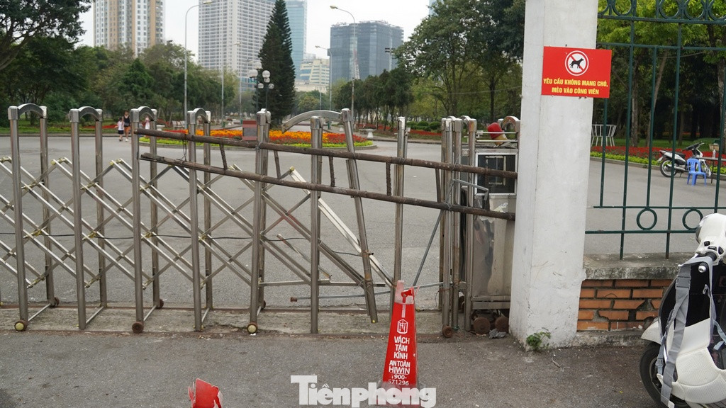 Gạch nền, tường khu vực nhà vệ sinh hay cánh cổng của công viên cũng chắp vá, buộc dây thép nhằng nhịt. Gạch nền, tường khu vực nhà vệ sinh hay cánh cổng của công viên cũng chắp vá, buộc dây thép nhằng nhịt.