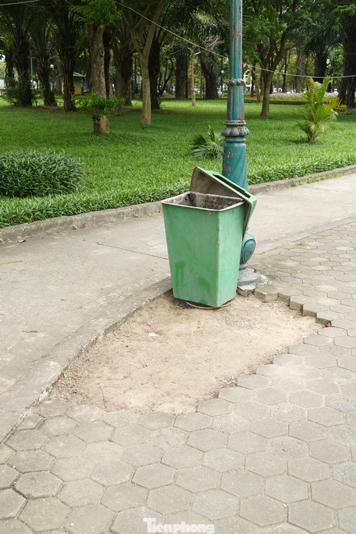 Sau hơn chục năm mở cửa, phục vụ nhân dân, đến nay Công viên Cầu Giấy đang xuống cấp nghiêm trọng, trở thành nỗi lo đối với người dân khi tới đây vui chơi, tập thể dục. Sau hơn chục năm mở cửa, phục vụ nhân dân, đến nay Công viên Cầu Giấy đang xuống cấp nghiêm trọng, trở thành nỗi lo đối với người dân khi tới đây vui chơi, tập thể dục.