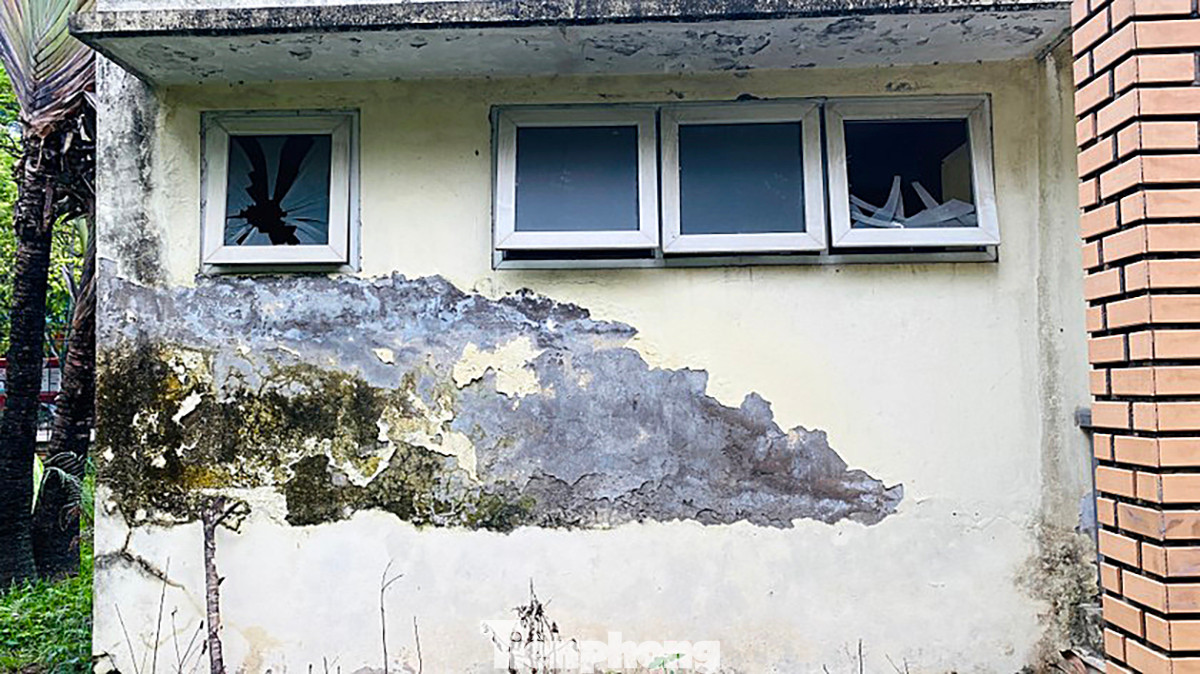 Gạch nền, tường khu vực nhà vệ sinh hay cánh cổng của công viên cũng chắp vá, buộc dây thép nhằng nhịt. Gạch nền, tường khu vực nhà vệ sinh hay cánh cổng của công viên cũng chắp vá, buộc dây thép nhằng nhịt.