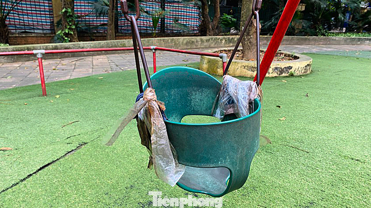 Nhiều hạng mục, thiết bị của khu vui chơi cho trẻ em đang hoang hóa, xuống cấp. Tiềm ẩn mất an toàn. Nhiều hạng mục, thiết bị của khu vui chơi cho trẻ em đang hoang hóa, xuống cấp. Tiềm ẩn mất an toàn.