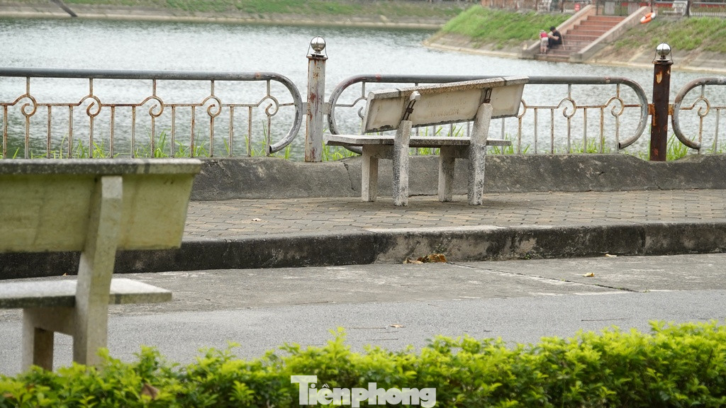 Nhiều ghế đá trong công viên gãy đổ, nứt vỡ. Nhiều ghế đá trong công viên gãy đổ, nứt vỡ.