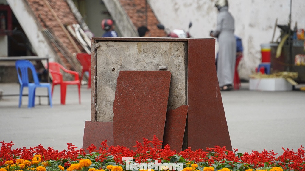 Gạch nền, tường khu vực nhà vệ sinh hay cánh cổng của công viên cũng chắp vá, buộc dây thép nhằng nhịt. Gạch nền, tường khu vực nhà vệ sinh hay cánh cổng của công viên cũng chắp vá, buộc dây thép nhằng nhịt.