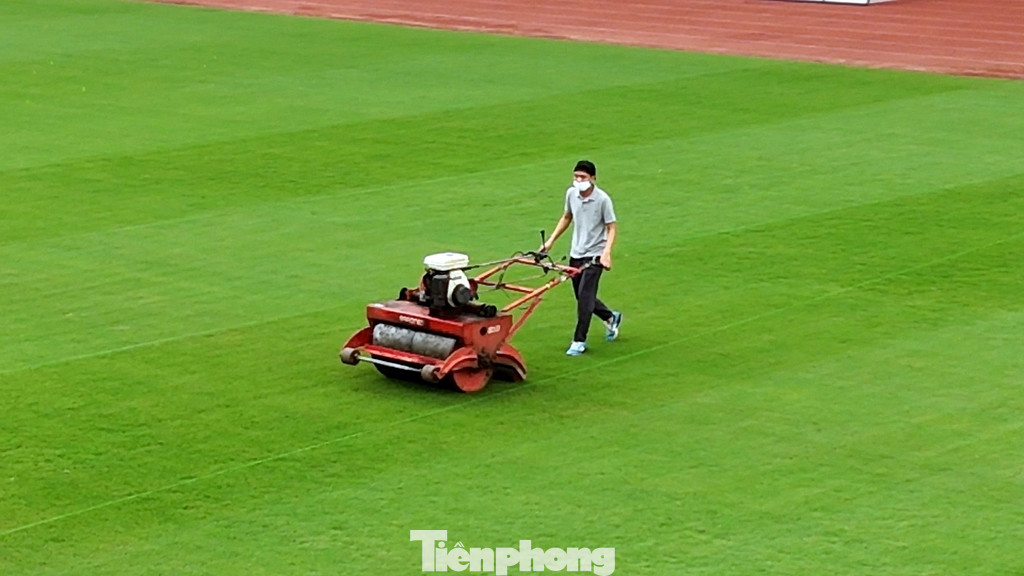 Sáng nay vẫn có hàng chục công nhân đang khẩn trương chăm sóc cỏ và vệ sinh các hàng ghế để phục vụ trận đấu diễn ra vào tối mai (26/3).