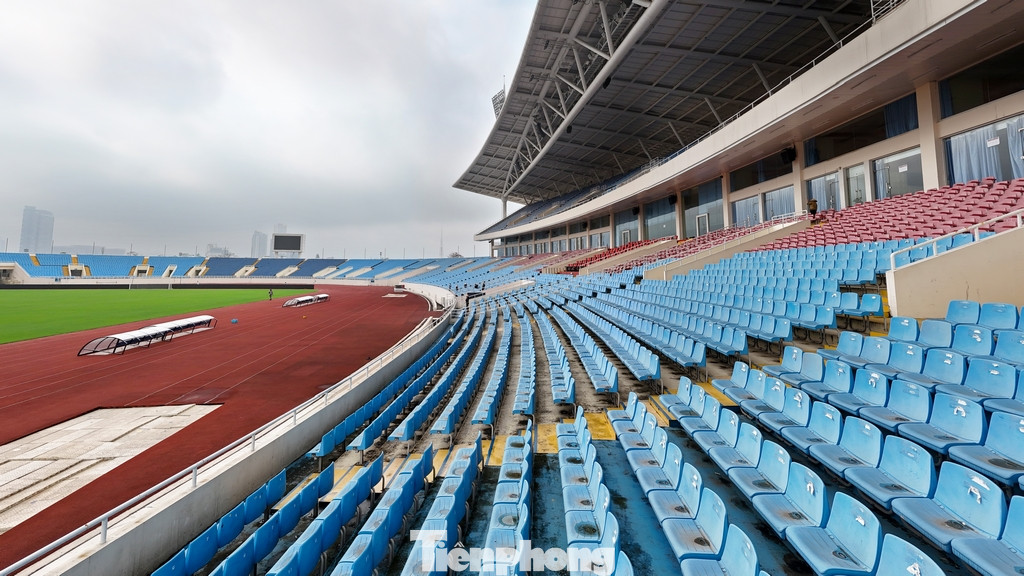 Công tác làm sạch vị trí ghế ngồi trên các khán đài cơ bản đã được triển khai. Đảm bảo điều kiện sạch sẽ đón khán giả vào sân theo dõi trận đấu giữa tuyển Việt Nam và Indonesia.