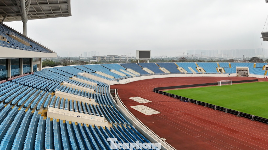 Công tác làm sạch vị trí ghế ngồi trên các khán đài cơ bản đã được triển khai. Đảm bảo điều kiện sạch sẽ đón khán giả vào sân theo dõi trận đấu giữa tuyển Việt Nam và Indonesia.