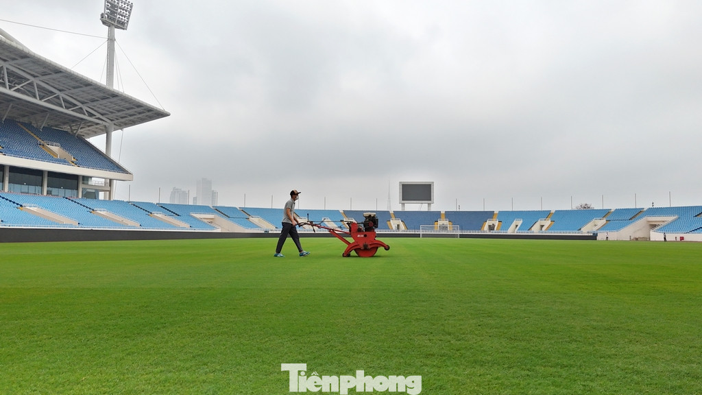 Dưới thời tiết mưa phùn của Thủ đô Hà Nội những ngày gần đây, mặt cỏ trở nên xanh mướt một màu khi nhìn từ trên cao.