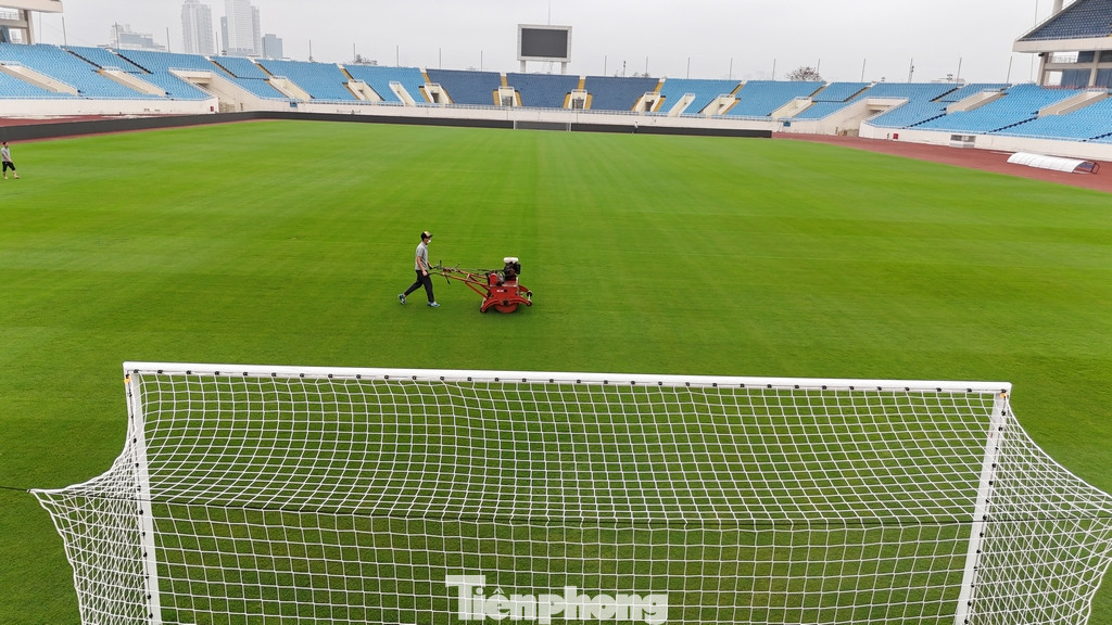 Sáng nay vẫn có hàng chục công nhân đang khẩn trương chăm sóc cỏ và vệ sinh các hàng ghế để phục vụ trận đấu diễn ra vào tối mai (26/3).