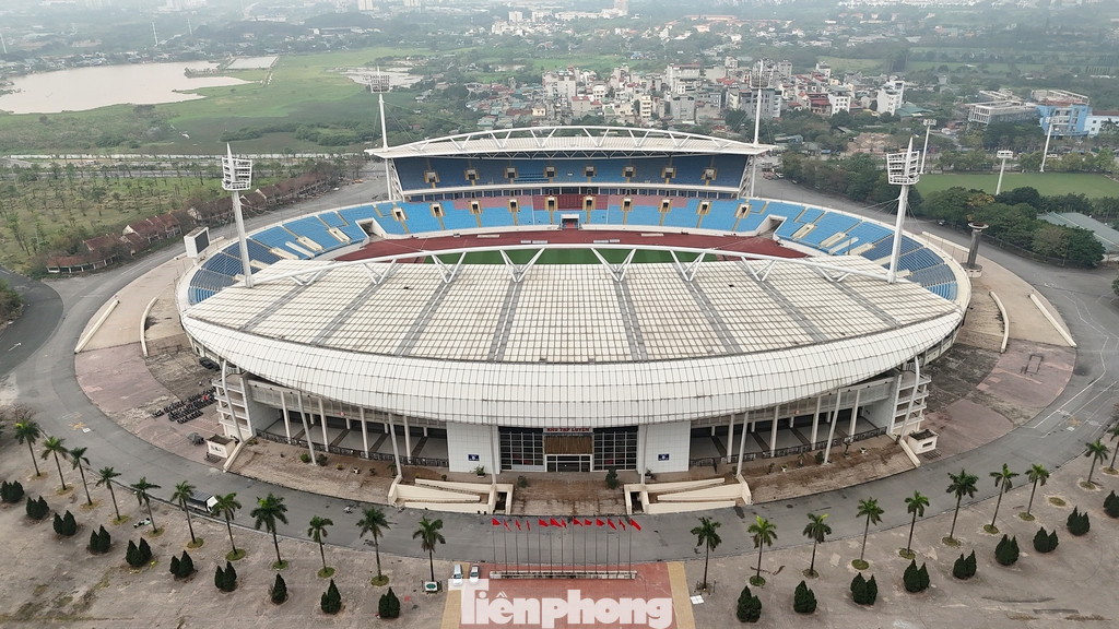 Sân Mỹ Đình có sức chứa lên tới 40.000 chỗ ngồi, trong đó có 450 ghế VIP, 160 ghế dành cho báo chí, ghế lắp đặt cho khán giả trên các khán đài cũng được nhập từ Pháp.