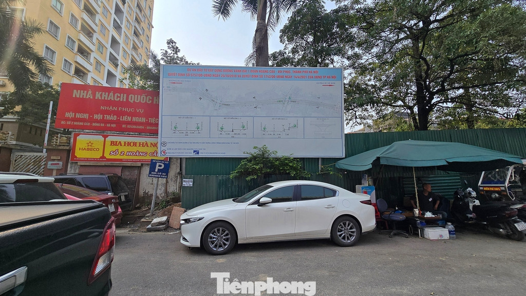 Sơ đồ và chỉ giới của dự án mở rộng đường Vành đai 1 được lắp đặt ở phía đường Hoàng Cầu.