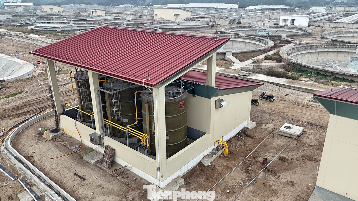 Theo dự kiến ban đầu, dự án Nhà máy xử lý nước thải Yên Xá sẽ đi vào hoạt động từ quý 2/2022. Tuy nhiên đến nay nhiều hạng mục vẫn còn dang dở sau gần 8 năm thi công.