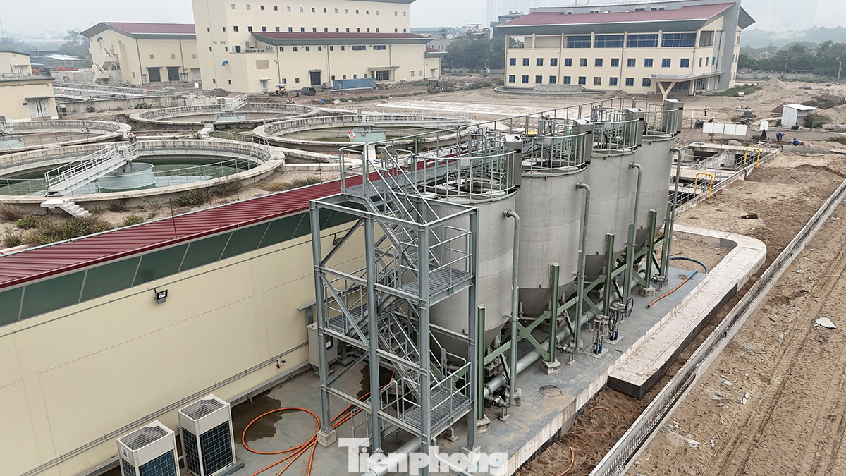 Theo dự kiến ban đầu, dự án Nhà máy xử lý nước thải Yên Xá sẽ đi vào hoạt động từ quý 2/2022. Tuy nhiên đến nay nhiều hạng mục vẫn còn dang dở sau gần 8 năm thi công.