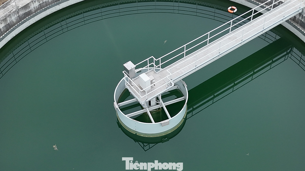 Hệ thống bể lắng thứ cấp để tách bùn và nước của Nhà máy xử lý nước thải Yên Xá (Hà Nội).
