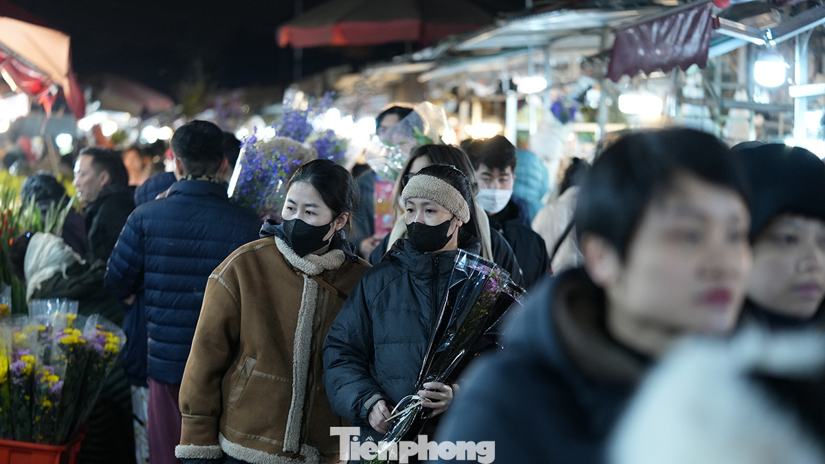 Với giá hoa rẻ trong phiên chợ cuối cùng trong năm, nhiều người mua nhiều còn thốt lên "mua nhiều hoa quá, chưa biết cắm bày đâu cho hết". Với giá hoa rẻ trong phiên chợ cuối cùng trong năm, nhiều người mua nhiều còn thốt lên "mua nhiều hoa quá, chưa biết cắm bày đâu cho hết".