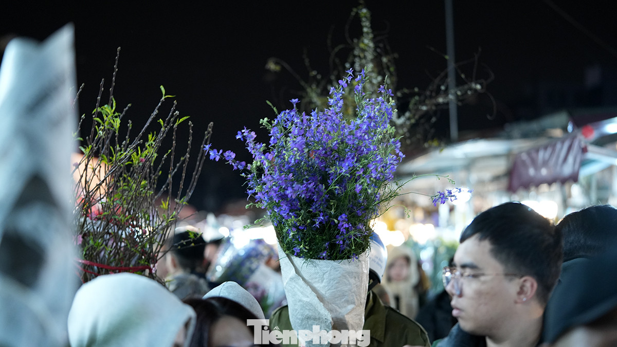 Hoa violet cũng là lựa trọn của nhiều người đi chợ hoa Tết, loại hoa được người Hà Nội xưa ưa thích cắm vào những dịp Tết đến xuân về. Hoa violet cũng là lựa trọn của nhiều người đi chợ hoa Tết, loại hoa được người Hà Nội xưa ưa thích cắm vào những dịp Tết đến xuân về.