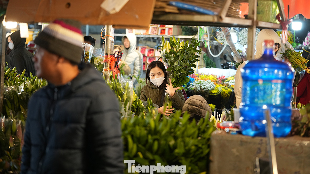 Với giá hoa rẻ trong phiên chợ cuối cùng trong năm, nhiều người mua nhiều còn thốt lên "mua nhiều hoa quá, chưa biết cắm bày đâu cho hết". Với giá hoa rẻ trong phiên chợ cuối cùng trong năm, nhiều người mua nhiều còn thốt lên "mua nhiều hoa quá, chưa biết cắm bày đâu cho hết".