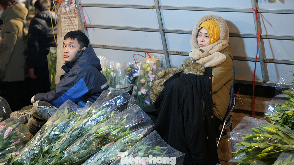 Càng về sáng, thời tiết càng trở nên lạnh giá. Các tiểu thương co ro trong khăn áo ấm mong bán được hết hoa trong đêm nay với suy nghĩ "giá nào cũng bán". Càng về sáng, thời tiết càng trở nên lạnh giá. Các tiểu thương co ro trong khăn áo ấm mong bán được hết hoa trong đêm nay với suy nghĩ "giá nào cũng bán".