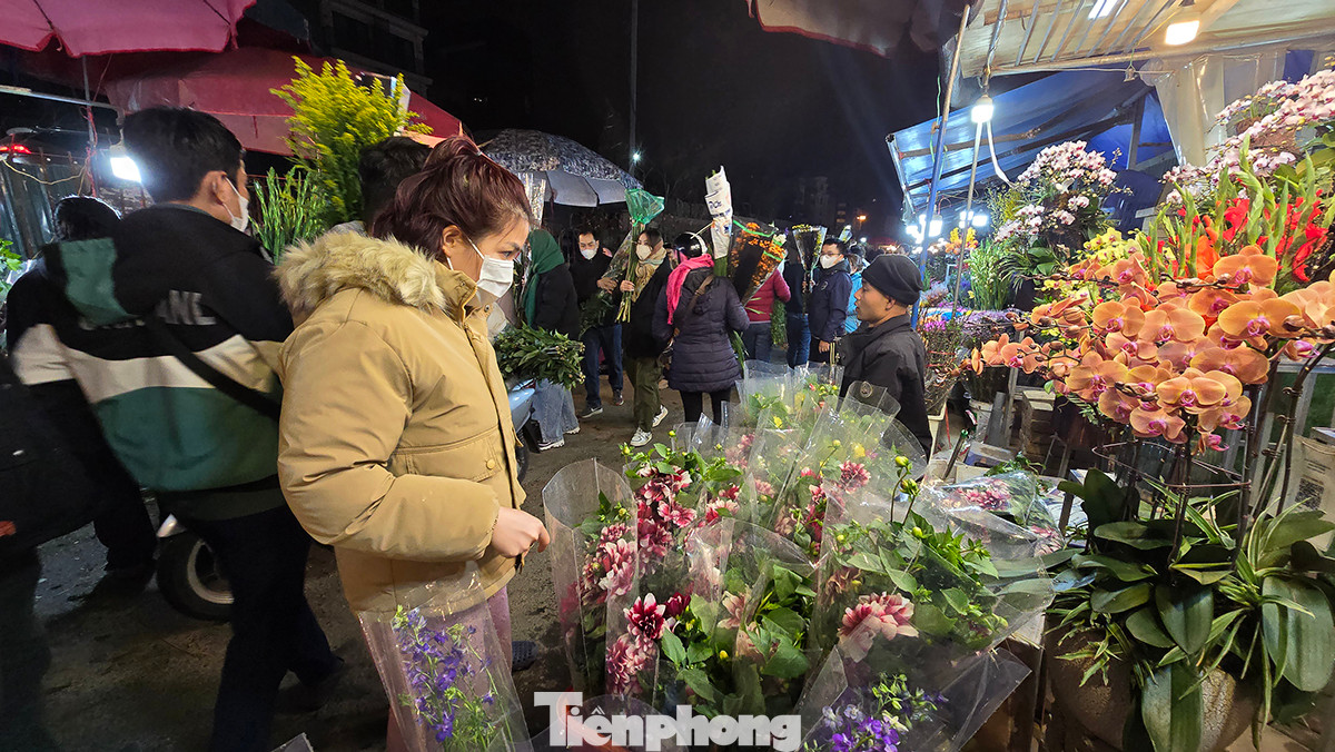 Theo tiểu thương tại chợ cho biết, giá của các loại hoa năm nay không có nhiều biến động. Theo tiểu thương tại chợ cho biết, giá của các loại hoa năm nay không có nhiều biến động.