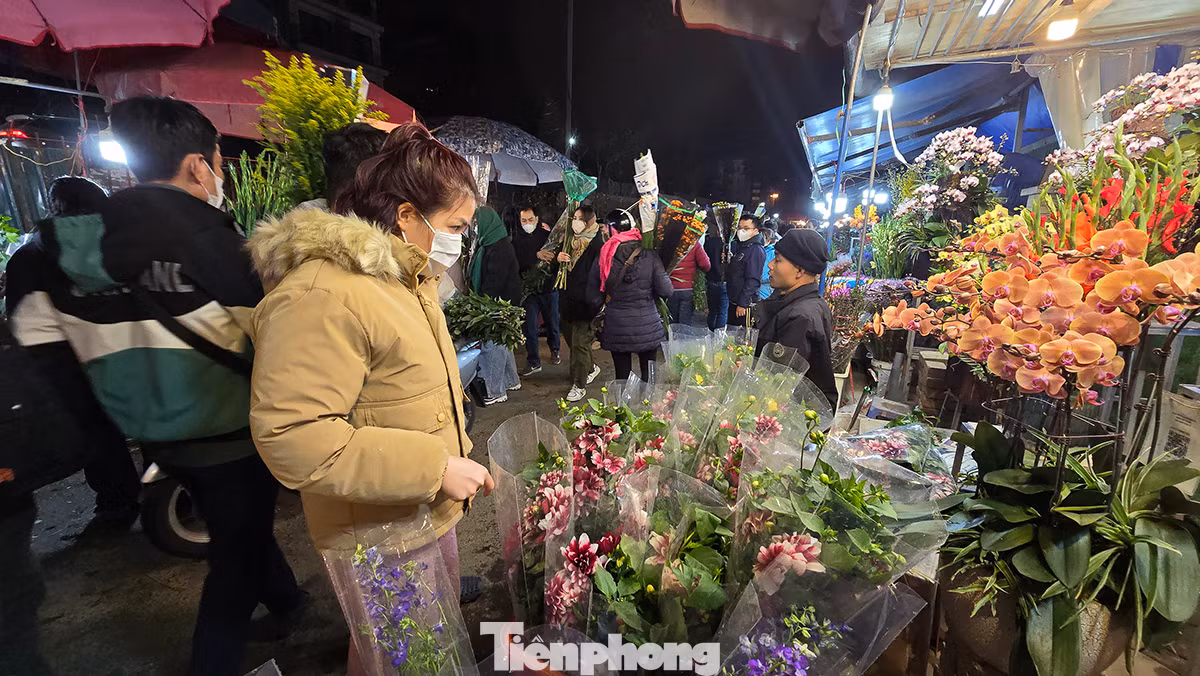 Theo tiểu thương tại chợ cho biết, giá của các loại hoa năm nay không có nhiều biến động. Theo tiểu thương tại chợ cho biết, giá của các loại hoa năm nay không có nhiều biến động.