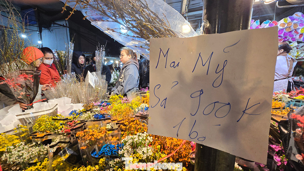 Tuy nhiên một số loại hoa nhập khẩu vẫn có giá khá cao cũng được nhiều người mua cắm Tết. Tuy nhiên một số loại hoa nhập khẩu vẫn có giá khá cao cũng được nhiều người mua cắm Tết.