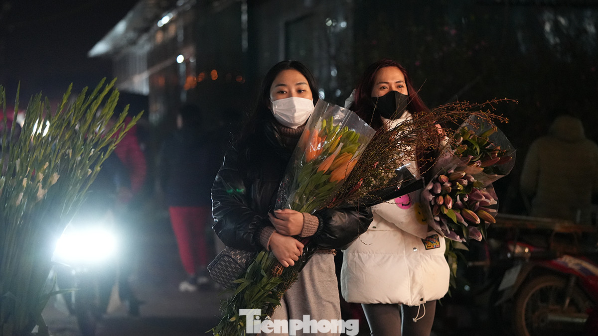 Với giá hoa rẻ trong phiên chợ cuối cùng trong năm, nhiều người mua nhiều còn thốt lên "mua nhiều hoa quá, chưa biết cắm bày đâu cho hết". Với giá hoa rẻ trong phiên chợ cuối cùng trong năm, nhiều người mua nhiều còn thốt lên "mua nhiều hoa quá, chưa biết cắm bày đâu cho hết".