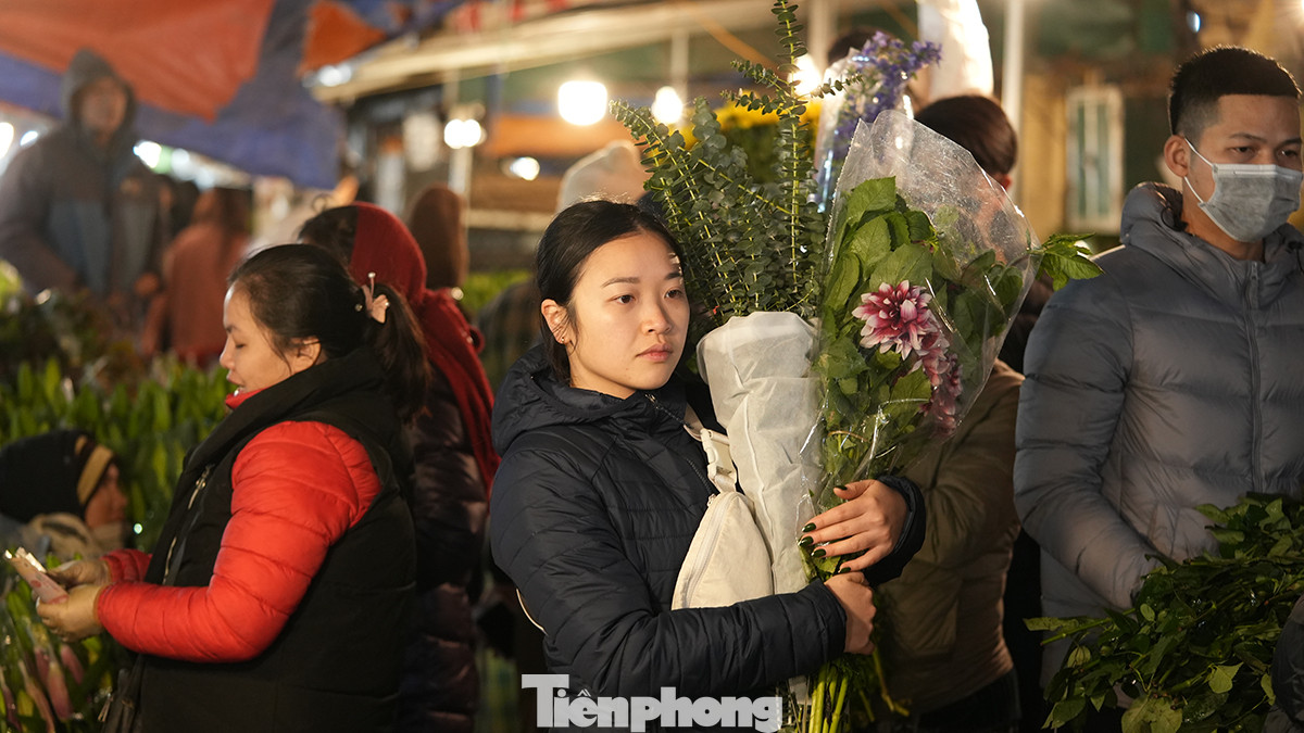 Với giá hoa rẻ trong phiên chợ cuối cùng trong năm, nhiều người mua nhiều còn thốt lên "mua nhiều hoa quá, chưa biết cắm bày đâu cho hết". Với giá hoa rẻ trong phiên chợ cuối cùng trong năm, nhiều người mua nhiều còn thốt lên "mua nhiều hoa quá, chưa biết cắm bày đâu cho hết".