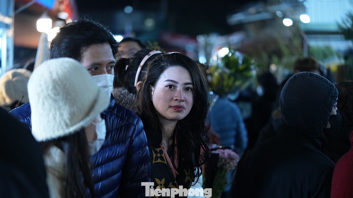Nhiều người tranh thủ đêm cuối cùng chợ hoa họp để đi thăm quan và mua hoa. Theo nhiều người suy nghĩ thì đêm cuối năm hoa thường rẻ và mua được hoa tươi và chơi Tết được lâu hơn. Nhiều người tranh thủ đêm cuối cùng chợ hoa họp để đi thăm quan và mua hoa. Theo nhiều người suy nghĩ thì đêm cuối năm hoa thường rẻ và mua được hoa tươi và chơi Tết được lâu hơn.